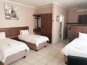 Andante Guesthouse Klerksdorp客房内的一张或多张床位