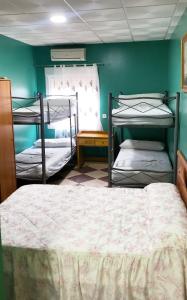 - 2 lits superposés dans un dortoir aux murs verts dans l'établissement Albergue Rojo Plata, à Torremegía