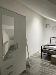 una camera con letto e porta scorrevole in vetro di Apartman Rakovac a Karlovac