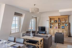 Μια τηλεόραση ή/και κέντρο ψυχαγωγίας στο Le Deck - Appartement d'exception à St Malo - Vue mer panoramique sur le Sillon