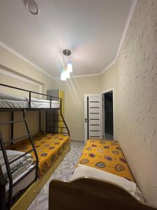 Двухъярусная кровать или двухъярусные кровати в номере Sweet Home Hostel