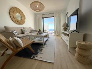 een woonkamer met een bank en een tafel bij Casa Kalithea in La Herradura