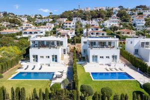 une vue aérienne d'une villa avec piscine dans l'établissement Villa Sunrise, à Son Bou