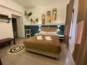sypialnia z dużym łóżkiem z dwoma ręcznikami w obiekcie OLD TOWN TALES apartments w mieście Rodos