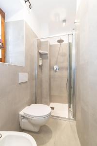 een badkamer met een toilet en een douche bij Perla in Spello