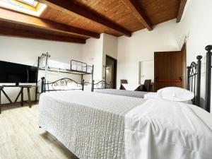 1 dormitorio con 2 camas y piano en Tenuta Morrone, en Pertosa