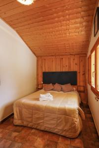 a bedroom with a large bed in a wooden ceiling at Casita de Orlando in Arnedillo