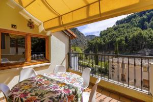 a balcony with a table and a view of a mountain at Casita de Orlando in Arnedillo