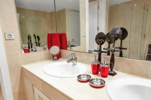 Kúpeľňa v ubytovaní YOLO Spaces - Sotogrande - Puerto Boutique Apartment