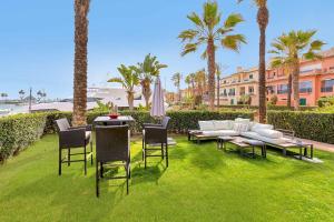 Vonkajšia záhrada v ubytovaní YOLO Spaces - Sotogrande - Puerto Boutique Apartment