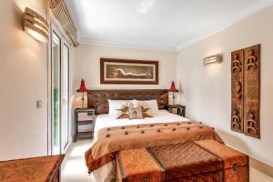 Posteľ alebo postele v izbe v ubytovaní YOLO Spaces - Sotogrande - Puerto Boutique Apartment