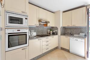 Kuchyňa alebo kuchynka v ubytovaní YOLO Spaces - Sotogrande - Puerto Boutique Apartment