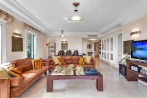 Televízia a/alebo spoločenská miestnosť v ubytovaní YOLO Spaces - Sotogrande - Puerto Boutique Apartment