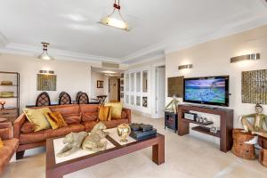 Televízia a/alebo spoločenská miestnosť v ubytovaní YOLO Spaces - Sotogrande - Puerto Boutique Apartment