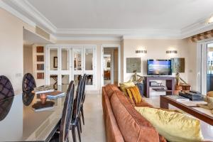 Televízia a/alebo spoločenská miestnosť v ubytovaní YOLO Spaces - Sotogrande - Puerto Boutique Apartment
