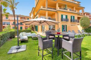 Vonkajšia záhrada v ubytovaní YOLO Spaces - Sotogrande - Puerto Boutique Apartment