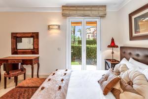 Posteľ alebo postele v izbe v ubytovaní YOLO Spaces - Sotogrande - Puerto Boutique Apartment