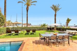 Bazén v ubytovaní YOLO Spaces - Sotogrande - Puerto Boutique Apartment alebo v jeho blízkosti
