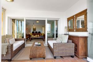 Posedenie v ubytovaní YOLO Spaces - Sotogrande - Puerto Boutique Apartment