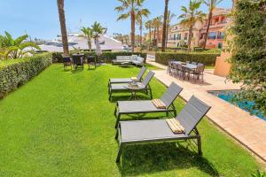 Vonkajšia záhrada v ubytovaní YOLO Spaces - Sotogrande - Puerto Boutique Apartment
