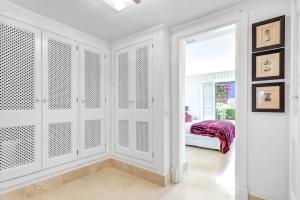 Posteľ alebo postele v izbe v ubytovaní YOLO Spaces - Sotogrande - Puerto Boutique Apartment