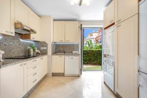 Kuchyňa alebo kuchynka v ubytovaní YOLO Spaces - Sotogrande - Puerto Boutique Apartment