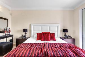 Posteľ alebo postele v izbe v ubytovaní YOLO Spaces - Sotogrande - Puerto Boutique Apartment