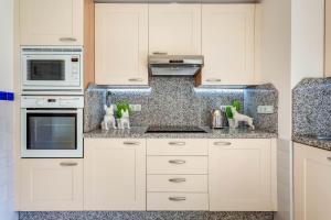 Kuchyňa alebo kuchynka v ubytovaní YOLO Spaces - Sotogrande - Puerto Boutique Apartment