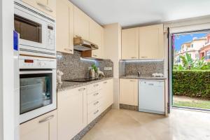 Kuchyňa alebo kuchynka v ubytovaní YOLO Spaces - Sotogrande - Puerto Boutique Apartment
