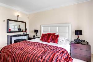 Posteľ alebo postele v izbe v ubytovaní YOLO Spaces - Sotogrande - Puerto Boutique Apartment
