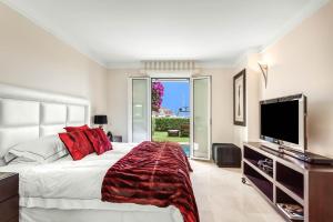 Posteľ alebo postele v izbe v ubytovaní YOLO Spaces - Sotogrande - Puerto Boutique Apartment