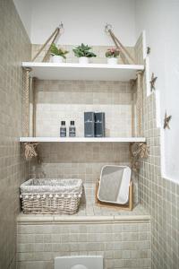 uma casa de banho com lavatório, espelho e prateleiras em Cosy Space Apartment em Tychy