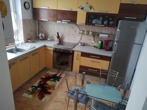 een keuken met een koelkast en een wastafel bij Avantgarden1 .Apartament lux in Braşov