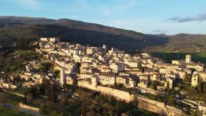 een luchtzicht op een dorp in de bergen bij Perla in Spello
