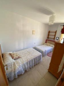 1 dormitorio con 2 camas en una habitación en Apartamento en la costa de Almería ( Palomares ) en Palomares