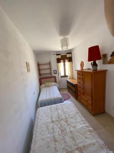 1 dormitorio con 2 camas, vestidor y 1 habitación en Apartamento en la costa de Almería ( Palomares ) en Palomares