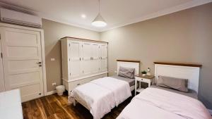 מיטה או מיטות בחדר ב-Sodic Westown Residence 3