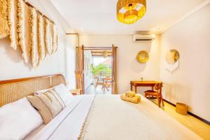 Un dormitorio con una cama con un osito de peluche. en Villa Maya - 4BDR with private Pool & Garden en Canggu