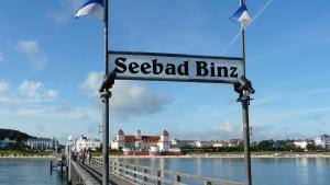 a street sign for a seafood bimini on a pier at Ankerplatz Binz im Haus Strelasund in Binz