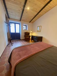 Łóżko lub łóżka w pokoju w obiekcie Casa Rosalía