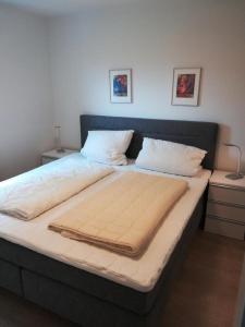 - un grand lit dans une chambre avec 2 oreillers dans l'établissement Hoern-17-4-Scharbeutz, à Scharbeutz