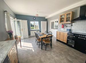 a kitchen with a table and chairs in a kitchen at Hilltop Haven Kilmore in Kilmore