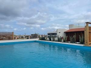 uma grande piscina azul no topo de um edifício em Oasis White Hotel em Sal Rei
