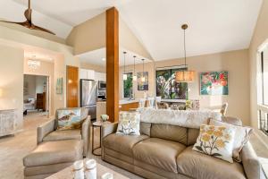 Grand Champions 108 في ويليا: غرفة معيشة مع أريكة وكرسي