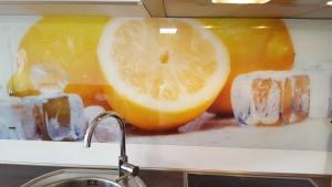 a picture of a lemon on the wall above a sink at Ferienwohnung Gemmel in Overath