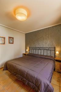 Łóżko lub łóżka w pokoju w obiekcie Barranco de la Olla by Apartamentos Arnedillo
