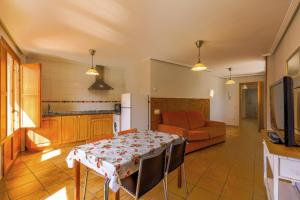 Telewizja i/lub zestaw kina domowego w obiekcie Barranco de la Olla by Apartamentos Arnedillo