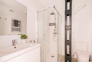 uma casa de banho com um chuveiro, um WC e um lavatório. em Duplex in the center of Madrid (B2) em Madri