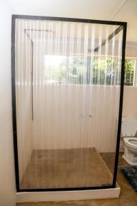 eine Dusche im Bad mit WC in der Unterkunft Landor Stud Farm Cottage in Magaliesburg