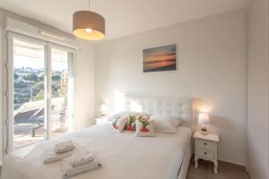 biała sypialnia z dużym łóżkiem i oknem w obiekcie L8 Calm, panoramic Sea View withTerrace, Parking & AC w mieście Saint-Laurent-du-Var